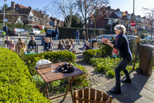 903731 Afbeelding van verhalenvertelster Ankie Hoyer die tijdens de Corona-pandemie iedere dag om 17.00 uur een verhaal ...